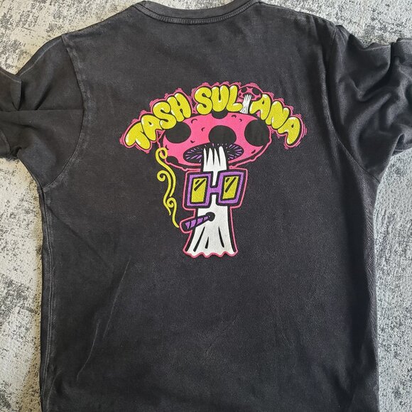 Tash Sultana Sugar Mushroom Rock Band tshirt Charcoal Black - Picture 1 of 9